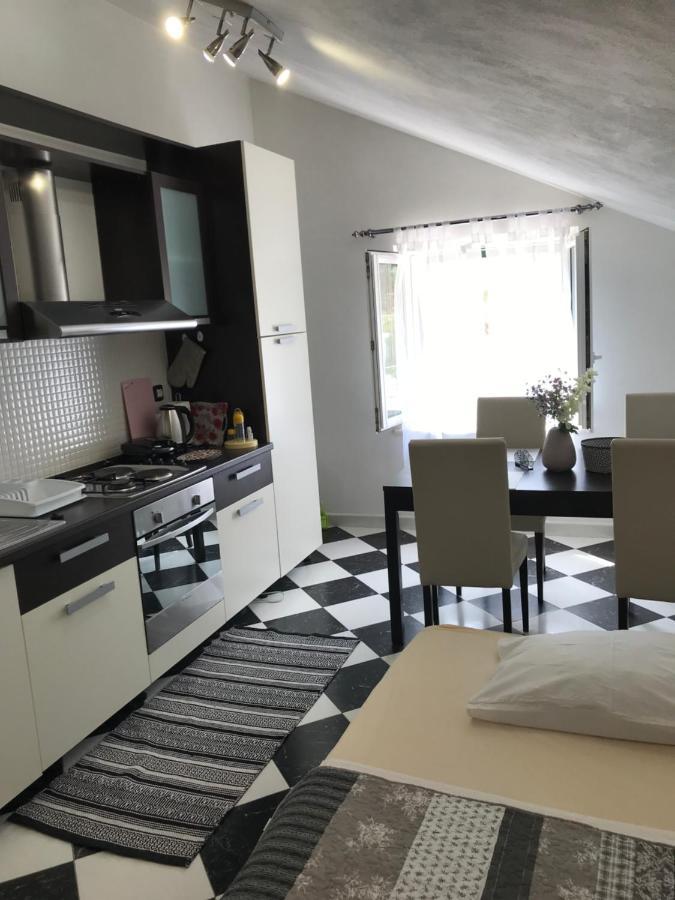 Apartments Renata Pucisca Luaran gambar