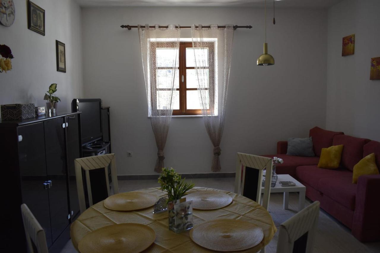 Apartments Renata Pucisca Luaran gambar